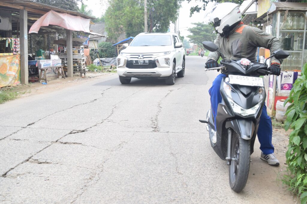 serta selalu mengamalkan safety riding di jalanan, salah satunya adalah menengok ke belakang