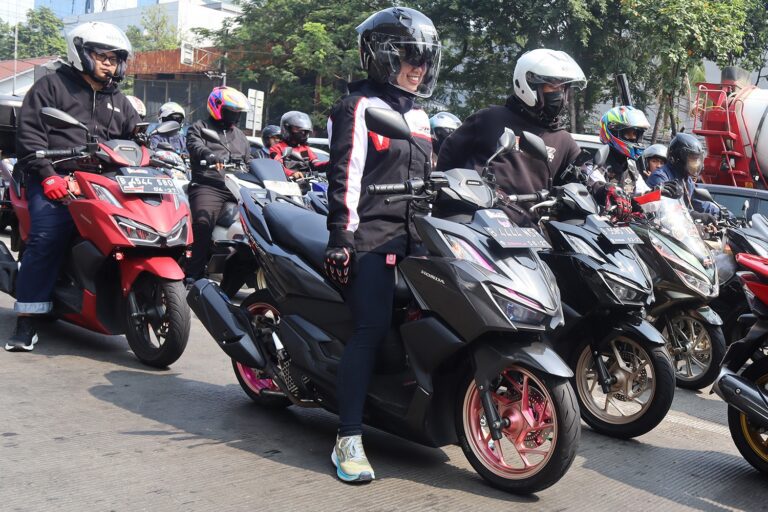 Tips & Trik Safety Riding Bagi Wanita: Berkendara Aman dan Nyaman di Jalan Raya